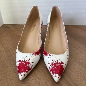 Reindee lusión Women’s white red splatter heels.